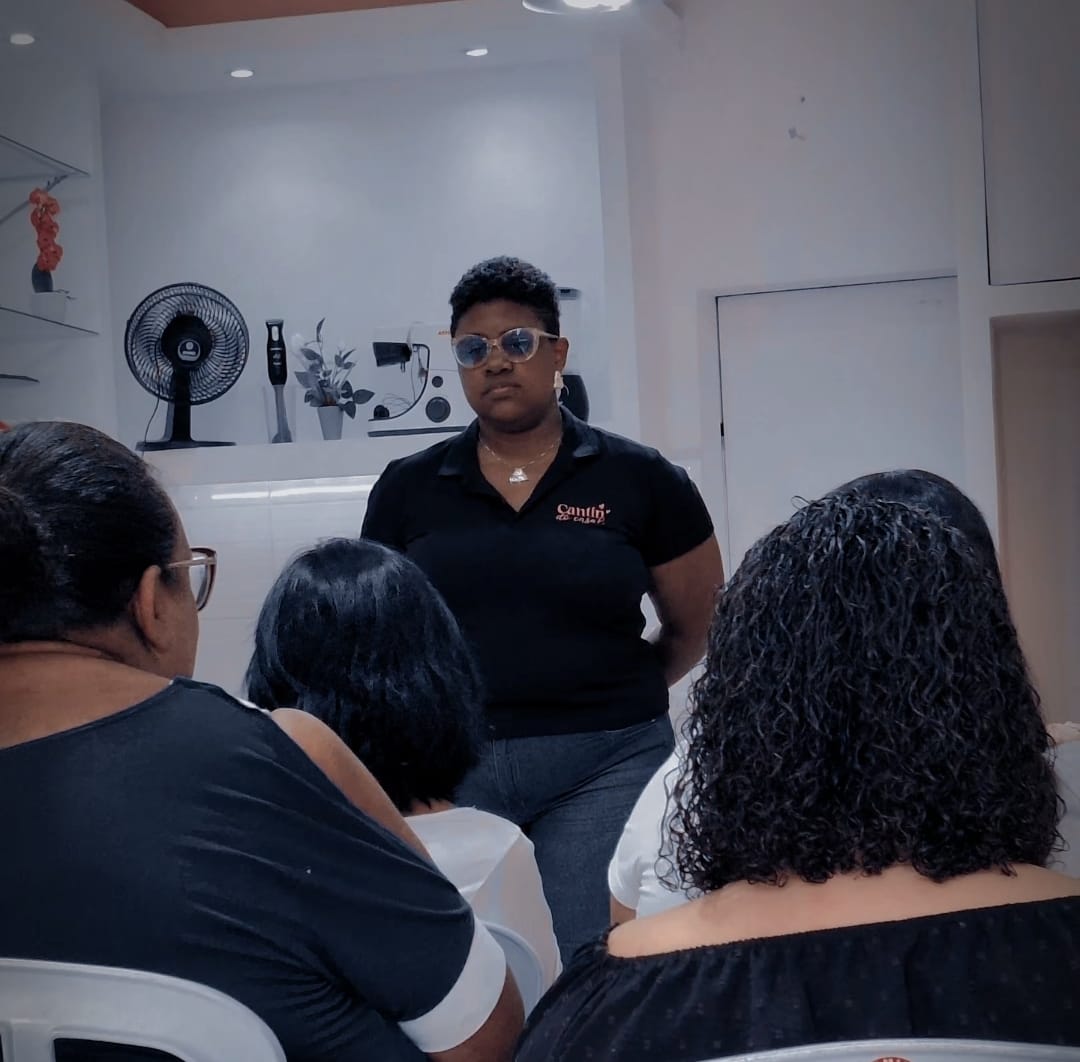 Professora Luma dando aula